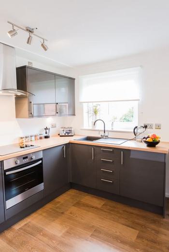 Wto Y 10 Cloisters Walk Kitchen 01 FRONT IMAGE 1108031965